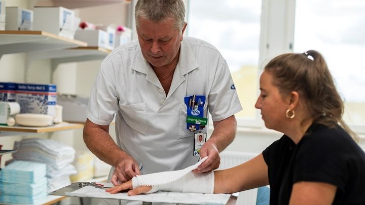 Invånarna i Jönköpings län är mycket nöjda med hälso- och sjukvården. Så nöjda att det blir en topplacering i landet tillsammans med Region Kalmar län. Resultatet har dessutom blivit allt bättre de senaste fem-sex åren. Arkivbild.
Foto: Johan W Avby