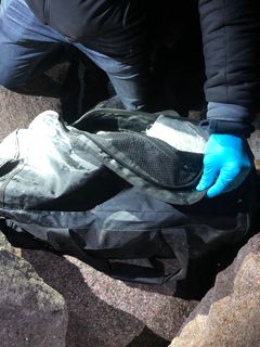 En av väskorna med kokain öppnas efter upptäckten. Foto: Polisen