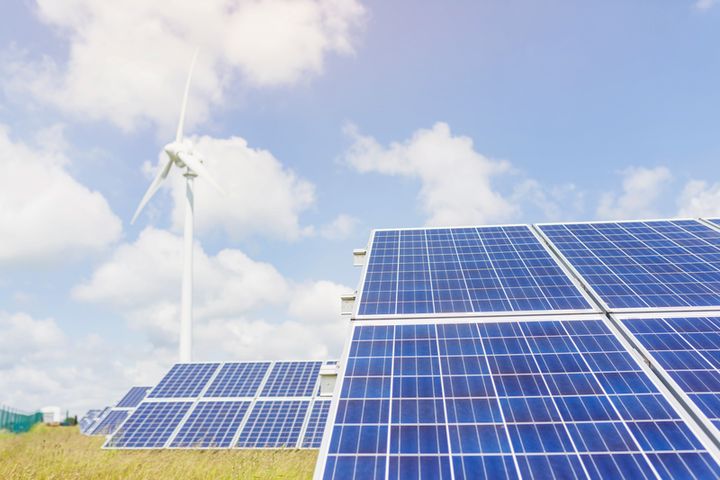 E.ON  investerar över 16 miljarder kronor mellan år 2020 och 2023 för att göra den gröna energiomställningen möjlig. Men just nu är det svårt att hinna med. Hållbarhetsambitioner och rekordhöga elpriser har blåst upp intresset för att ansluta solkraft till elnätet till bristningsgränsen. Enskilda förfrågningar gäller anslutningar av solparker som motsvarar effekten av en medelstor stad. Foto: Christian Andersson, Apelöga