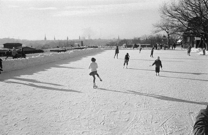 Barn åker skridskor på Solllidenplan 1958. Foto: Gunnar Lundh