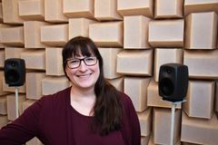 Åsa Skagerstrand i hörsellaboratoriet, Audiologiskt forskningscentrum (2 av 2)