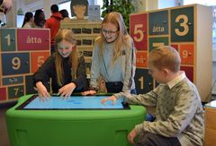 Elever från Gröndalsskolan i Nynäshamn utforskar Grön Flaggs olika verktyg för att lära barn om nedskräpning. Foto: Lisa Possne/Håll Sverige Rent