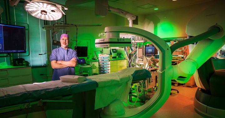 I angiohybridoperationssalen på Akademiska genomförs komplex aortakirurgi. Patientens kärl kan genomlysas med kraftig röntgen under operationen. Anders Wanhainen, chef på kärlkirurgen, är huvudansvarig för det nya centret. Fotograf: Staffan Claesson