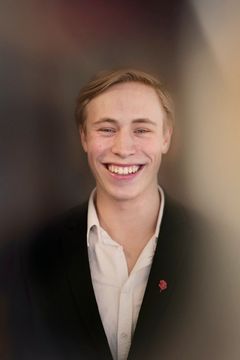 Pontus Bjernekull Mörner/Karaktärer programleder Majblommans minigala 2021. Fotograf: Elina Berg