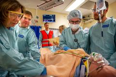 Traumabakjouren leder ett team bestående av specialistläkare och sjuksköterskor.