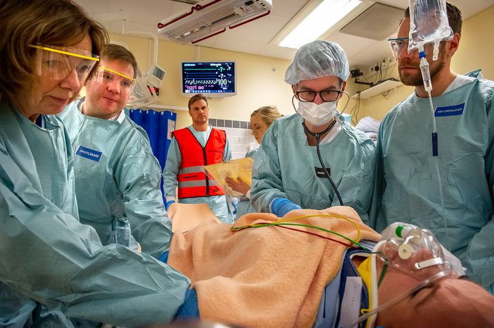 Traumabakjouren leder ett team bestående av specialistläkare och sjuksköterskor.