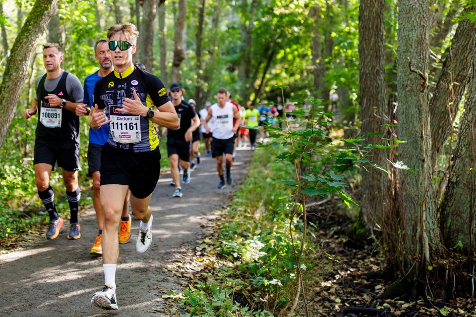 Lidingöloppet löpare i skog