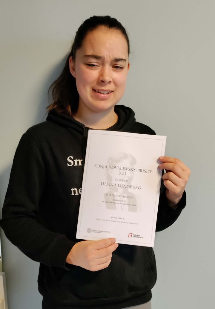 Hanna Lundgren med sitt diplom - Sonja Kovalevskys matematikpris. Foto: privat