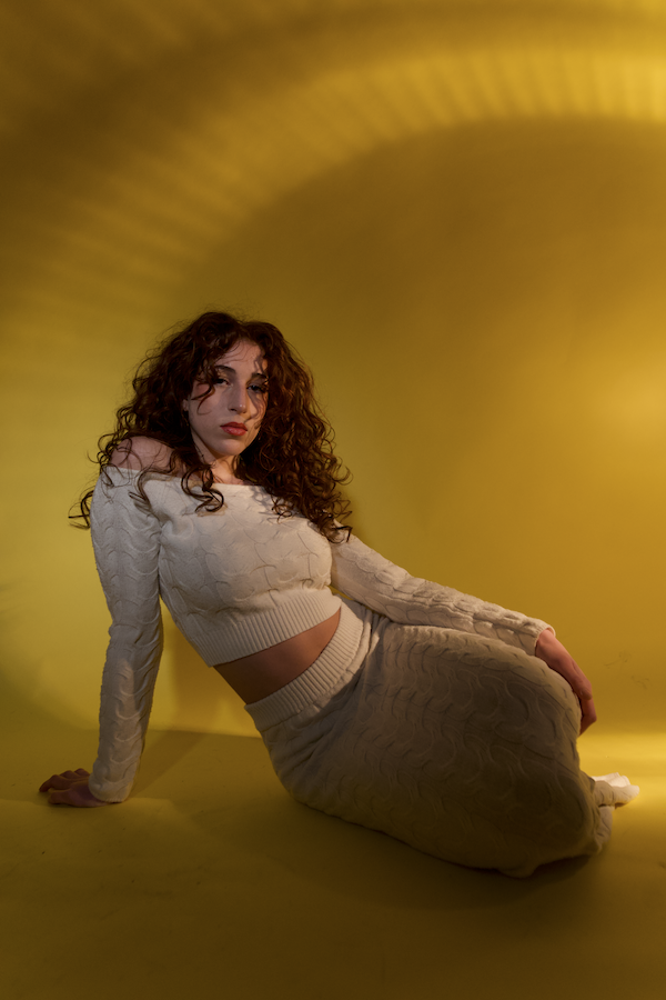 Julia Mraz är en rnb-sångerska från Stenhagen i Uppsala. Hon är aktuell med nya singeln "Nya tankar" och spelningen på UKK:s nationaldagsfirande. Foto: Pressbild