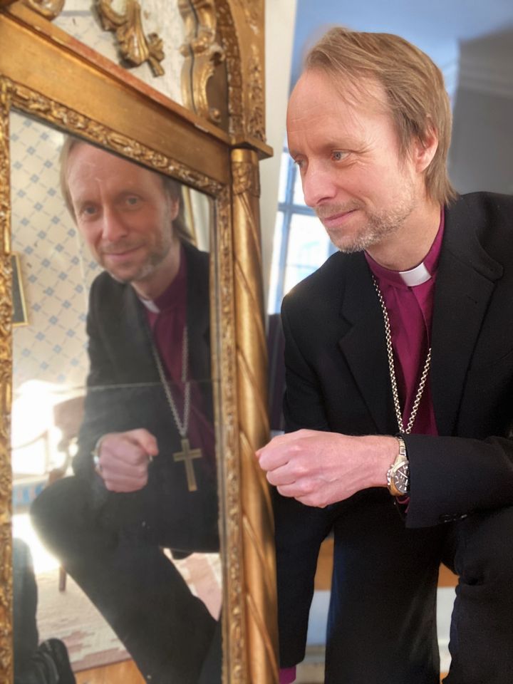 Biskop Mikael Mogren säljer spegeln från 1800-talet till förmån för ACT Svenska kyrkan. Köparen kan passa på och få en pratstund vid avhämtning.