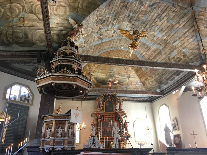 Kungälvs kyrka är en mycket välbevarad barockkyrka i trä från sent 1600-tal. Församlingen får 3,1 miljoner i KAE, Kyrkoantikvarisk ersättning) för att konservera de invändiga takmålningarna. (Foto: Torgny Lindén)