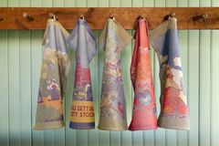 Handdukar vävda i mönster med motiv från Skansen 35x50 cm, folkdansare, collage, småfåglar, Dala-Floda blommor, Seglora kyrka sommar (finns även som vinter)	139:-
Foto: Beate Berntsen.