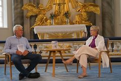 Biskop Susanne Rappmann i samtal med författaren Stefan Edman om boken Bråttom men inte kört. Foto: Mikael Ringlander