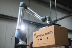 Den nya coboten UR20 palleterar. Foto: Universal Robots