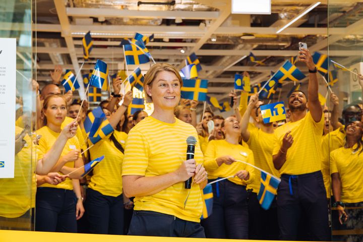 Jenny Vasquez Ling, varuhuschef IKEA City, ihop med kollegorna minuter före öppningen.