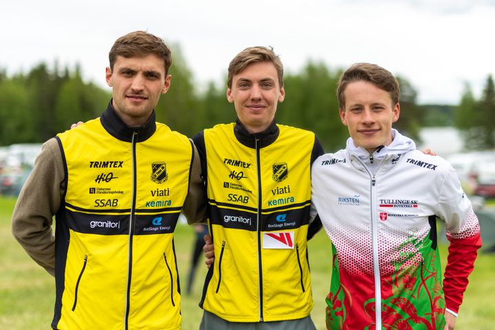 Viktor Svensk, i mitten, tog guld på SM Ultralång före brodern Joakim och Simon Imark. Foto: Aron Broman.