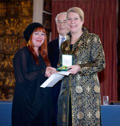 Maria Erixon Levin, Nudie Jeans, tar emot Kungliga Patriotiska Sällskapets Näringslivsmedalj av infrastrukturminister Catharina Elmsäter-Svärd. Foto Bertil Ericson / SCANPIX