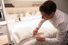 Mauricio Affonso, utvecklingsansvarig för innovation på IKEA of Sweden, bäddar den nya prototypsängen..