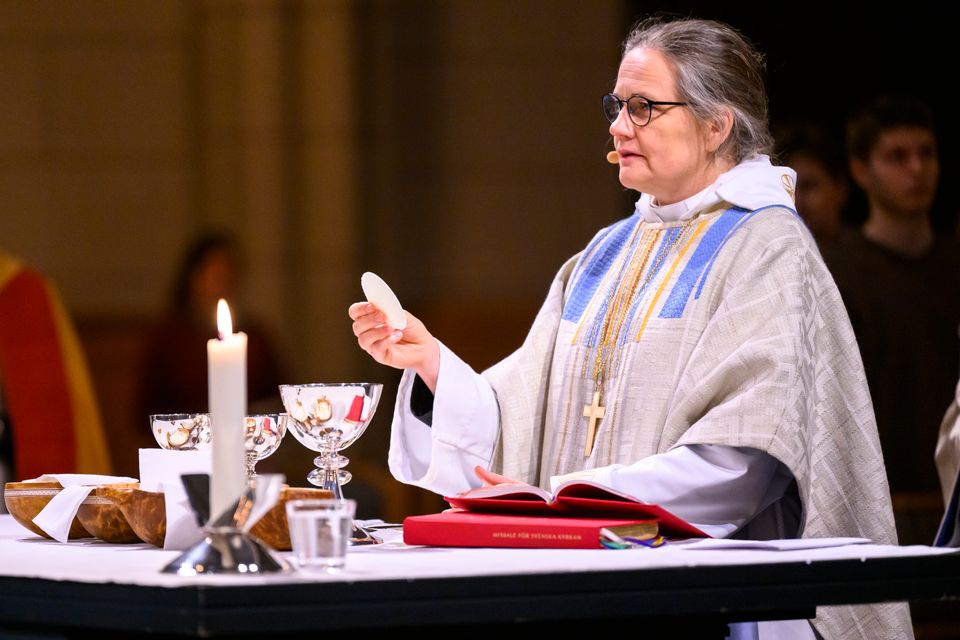 Biskop Karin under präst och diakonvigning januari 2022 Foto Magnus Aronson Uppsala stift (4)