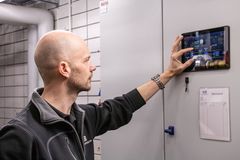 Daniel Forsgren kontrollerar flöden och temperaturer i det digitala styrsystemet.