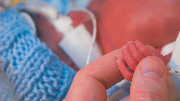 En konsekvent, avancerad neonatalvård för alla barn som föds extremt för tidigt leder till en överlevnad som inte skiljer sig nämnvärt mellan barn födda i graviditetsvecka 22 och 24. Det framgår av en studie vid Akademiska sjukhuset.