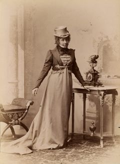 Studioporträtt av skådespelerskan Ellen Hartman cirka år 1900. Fotograf Herman Hamnquist. Bilden finns på Göteborgs stadsmuseum.