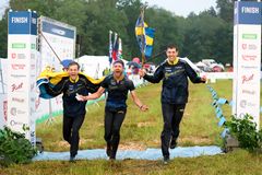 FRI BILD. Albin Ridefelt, Gustav Bergman och William Lind sprang hem VM-guld för Sverige. Foto: Sara Malmborg/Orienteringsmagasinet Skogssport