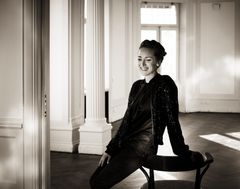 Bildskaparen Lovisa Burfitt har tagit fram priserna till Årets byggkvinna 2022.