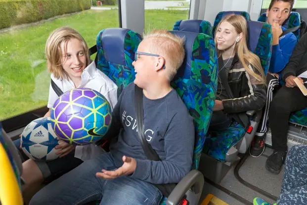 Med Länstrafikens Sommarkort kan skolelever resa avgiftsfritt i sommar