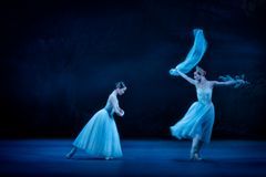 Fotograf Markus Gårder. På bilden: Haruka Sassa som Giselle och Desislava Stoeva som Myrtha.