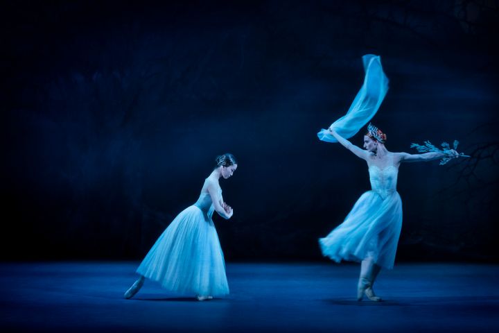 Fotograf Markus Gårder. På bilden: Haruka Sassa som Giselle och Desislava Stoeva som Myrtha.