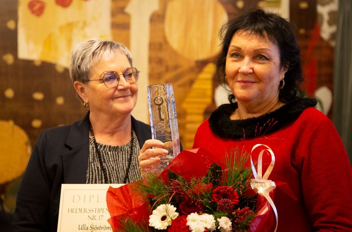 Ulla Sjöström, rektor vid Musikmakarna (till höger i bild) fick ta emot  hedersstipendiet "stadens nyckel" från Eva Sonidsson, ordförande kultur- och fritidsnämnden.