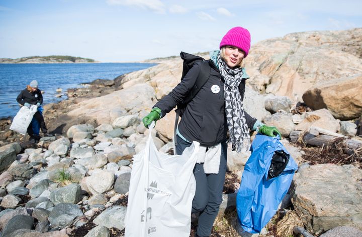 Lisa Possne Frisell plockar skräp under Nordiska kusträddardagen 2019. Foto: Louise Johansson