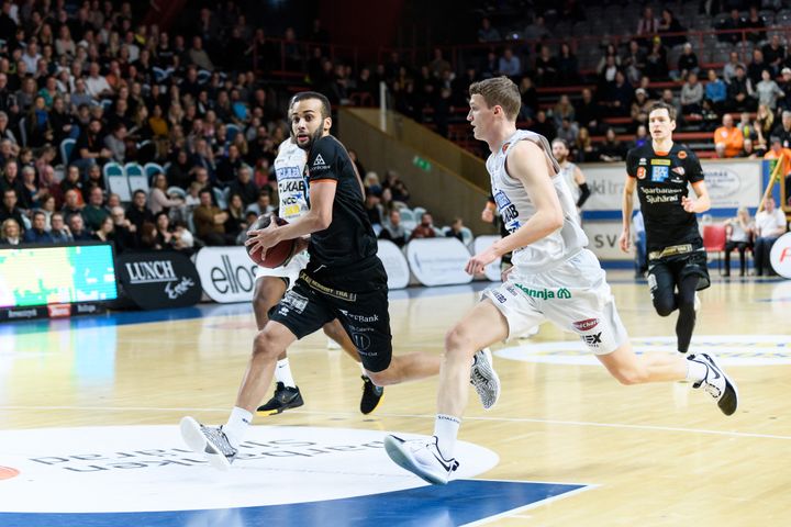 Andreas Person attackerar för Borås Basket. Foto: Bildbyrån