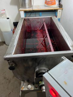 Den röda vattenpipstobaken bereddes i olika blandningstråg. Foto: Tullverket