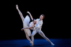 Kungliga Baletten-gala 2021. På bilden: Haruka Sassa och Calum Lowden. Foto: Markus Gårder