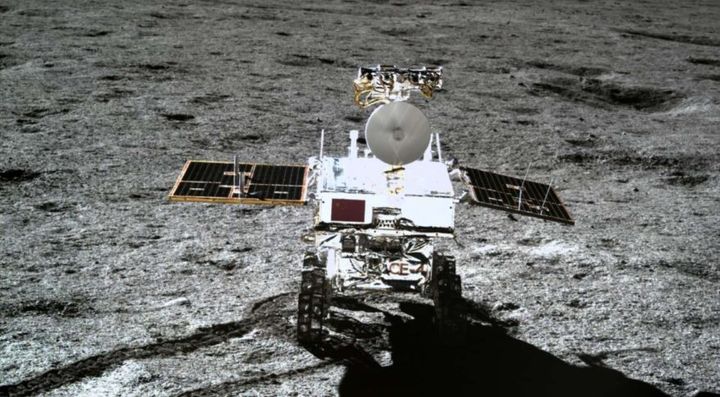 Rovern Yutu-2 på månens baksida. Foto: China National Space Administration