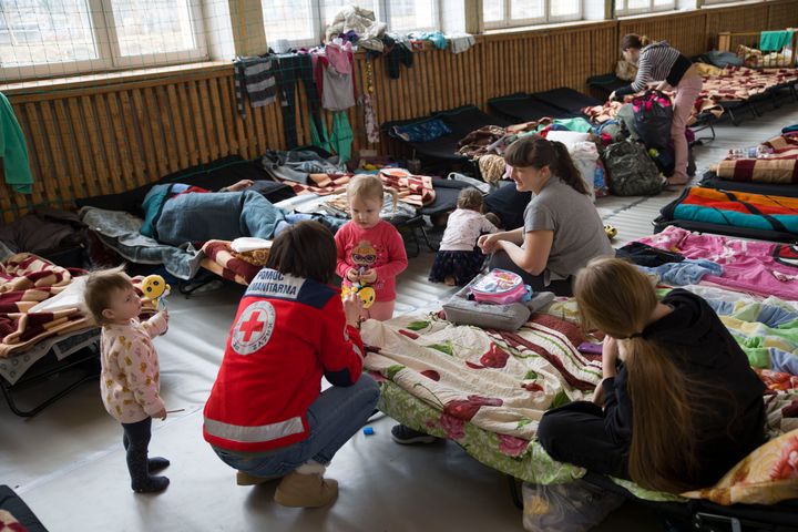 Människor som flytt från Ukraina har fått skydd i tillfälliga lokaler i Lublin i sydöstra Polen. Polska Röda Korset har delat ut sängar, filtar, mat och vatten. Tio dagar efter att striderna i Ukraina eskalerade har ungefär 300 personer, främst kvinnor och barn, kunat söka skydd här. 