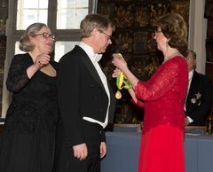 Akademisekreterare Marianne Reuterskiöld, Näringslivsmedaljör Martin Gren, Axis AB och Prinsessan Désirée som överlämnar medaljen.