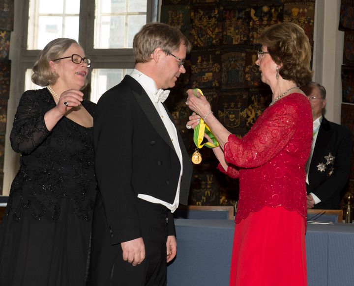 Akademisekreterare Marianne Reuterskiöld, Näringslivsmedaljör Martin Gren, Axis AB och Prinsessan Désirée som överlämnar medaljen.