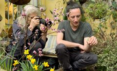 Annie Leibovitz tillsammans med Giovanni, en av de porträtterade 
deltagarna från Italien, under sitt arbete som IKEA Artist in Residence.