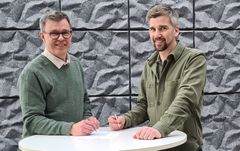 Lars Österlund, vd AB Övikshem och  Marcus Elfving, fastighetsstrateg vid Örnsköldsviks kommun signerar köpeavtalet gällande "Fyrklövern" i Sidensjö.