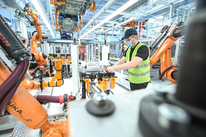 Robotar finjusteras i produktionsanläggningen.