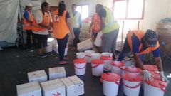 Team från Tongas Röda Kors med nödhjälp som ska till människor som drabbats av tsunamin. Foto: Tongas Röda Kors