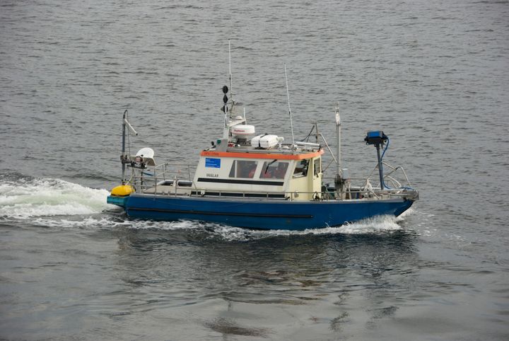 S/V Ugglan är en undersökningsbåt i aluminium med åtta meters längd och tre meters bredd. Båten är utrustad med flera fasta mätsystem till exempel flerstråleekolod, boomerseismik, parametrisk sedimentekolod, enstråleekolod, och svp-profilerare. Foto: SGU