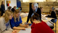 Många tjejer söker tekniska gymnasieutbildningar i Täby. Foto: Täby kommun.