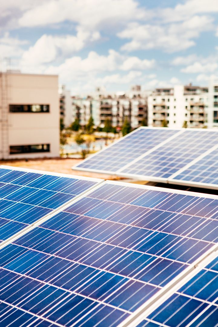 Hållbarhetsambitioner och rekordhöga elpriser har blåst upp intresset till att ansluta solkraft till elnätet till bristningsgränsen. E.ON ser en rekordstor efterfrågan för att ansluta privata solcellsanläggningar. Samma sak på företagsmarknaden, där enskilda förfrågningar gäller anslutningar av stora solparker som motsvarar effekten av en medelstor stad.
Foto: Apelöga