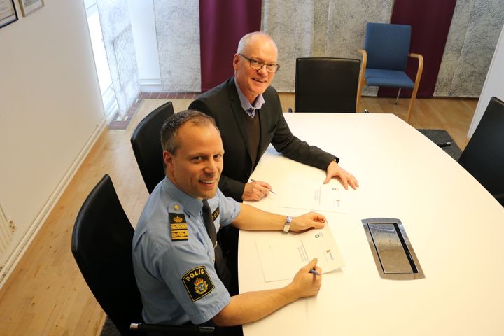 Emil Andersson, lokalpolischef, och Olov Holst (M), kommunstyrelsens ordförande i Sigtuna kommun, har skrivit under ett samverkansavtal som ska göra kommunen tryggare.