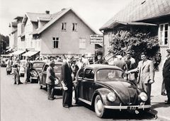 Historisk bild från den 14 juli 1948. Karavanen med de första fyra Bubblorna gjorde ett tiominuters stopp i Örkelljunga för att köpa lemonad. Det blev genast stor uppståndelse.