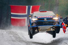 Ole Christian Veiby flög upp i ledning i WRC2-klassen under fredagen.